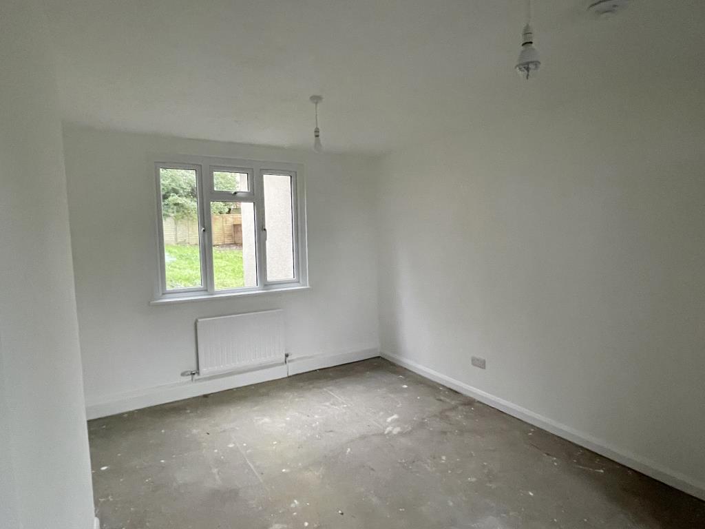 Lot: 36 - SEMI-DETACHED HOUSE FOR IMPROVEMENT - living room inside house for improvement